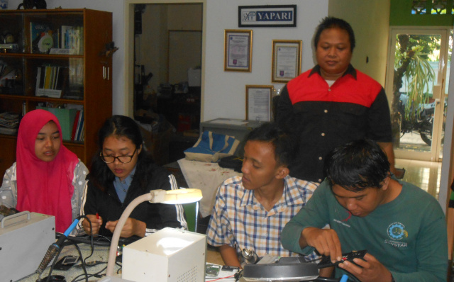 4-release-pelatihan-teknisi-service-handphone-20-f-640x398.jpg?token=4940db2d52c38a84159cd4738a85d454