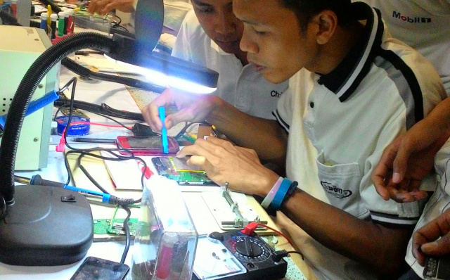 pelatihan-teknisi-service-handphone-640x398.jpg?token=7ac50ea5f259967ce8915ef971dc813d