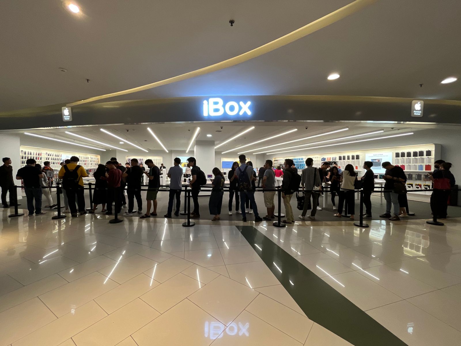 iphone-launching.jpg