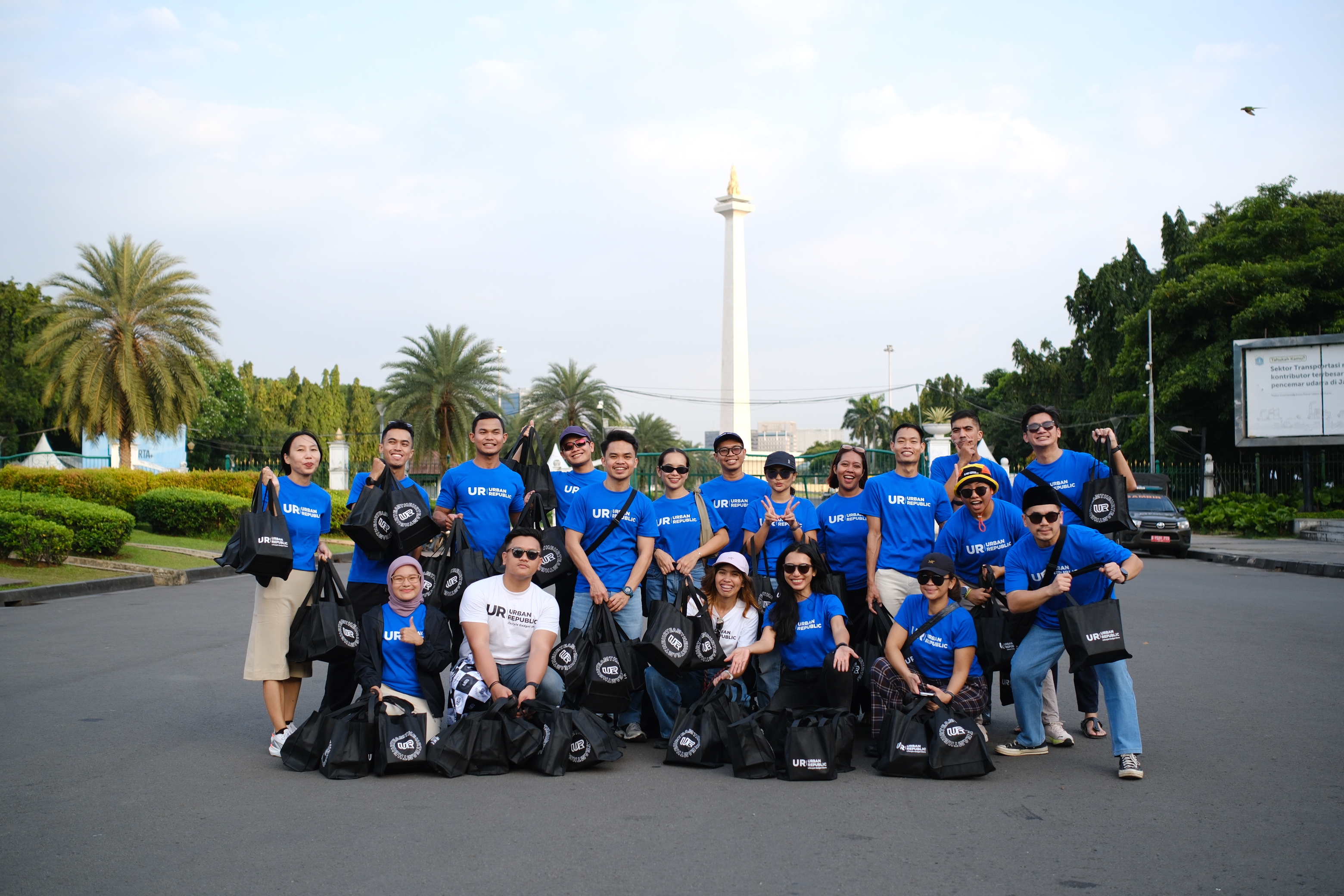 Urban Republic Holds “bURbagi Buka Puasa” with UR Team at Monas, Distributes 200 Iftar Meal Packages to the Community